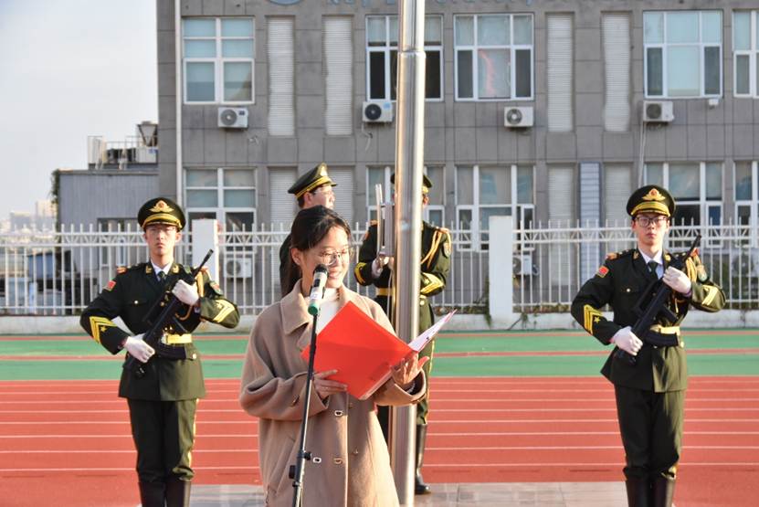 图片包含 建筑, 人, 户外, 男人 AI 生成的内容可能不正确。