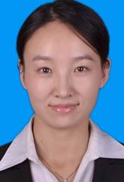 穿着蓝色衣服的小孩在微笑 描述已自动生成