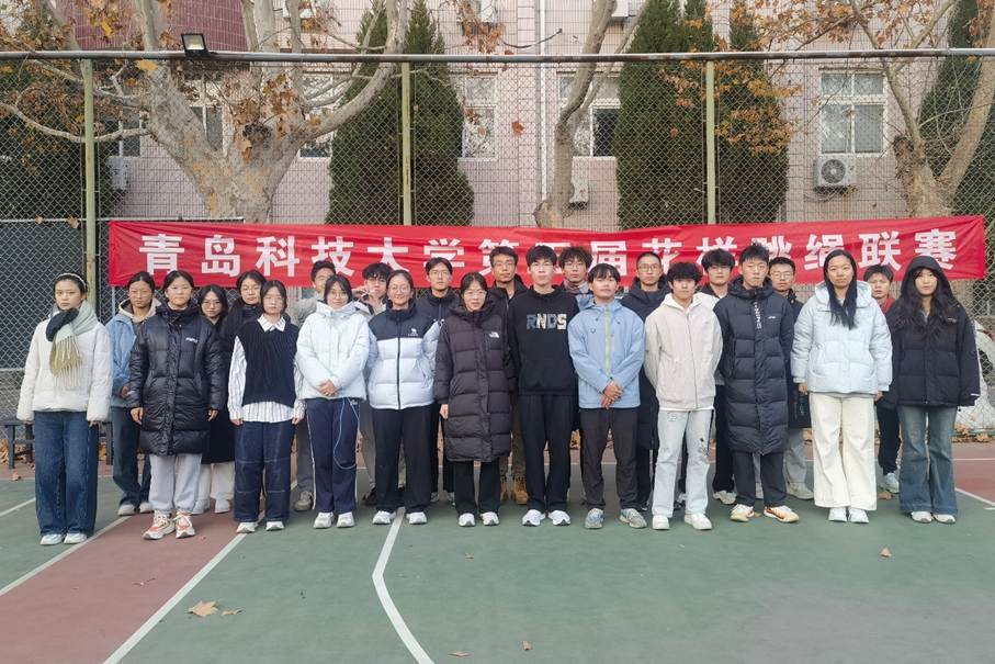 一群人站在一起 AI 生成的内容可能不正确。