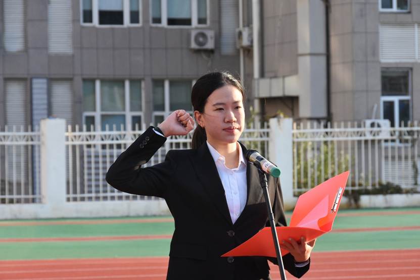 女人站在建筑前 AI 生成的内容可能不正确。